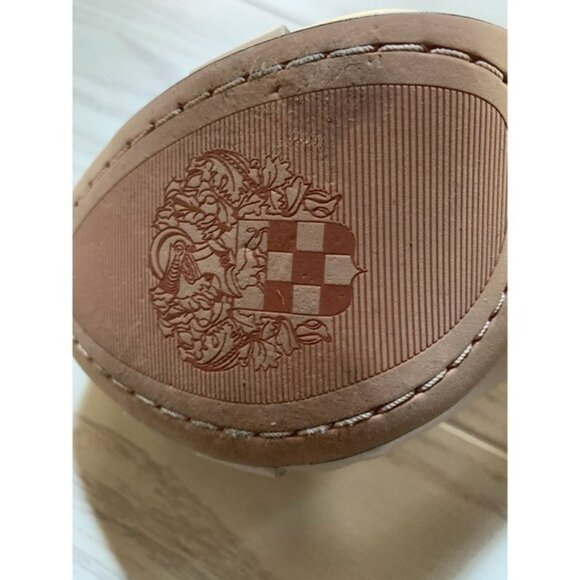 Vince Camuto tan with Gold Spikes Pumps/Platform - size 38. Size 7.5 Or 8 USA - Picture 14 of 16